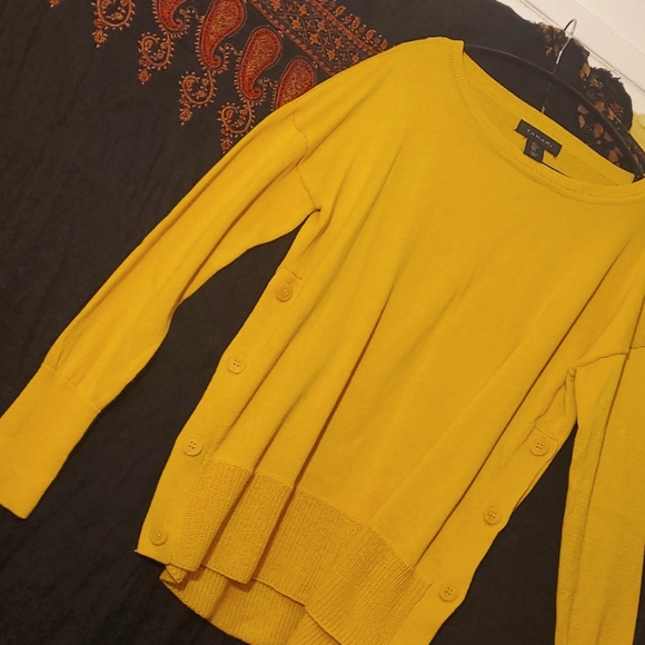 Tahari Sweaters - NWOT 💛 Tahari Sweater